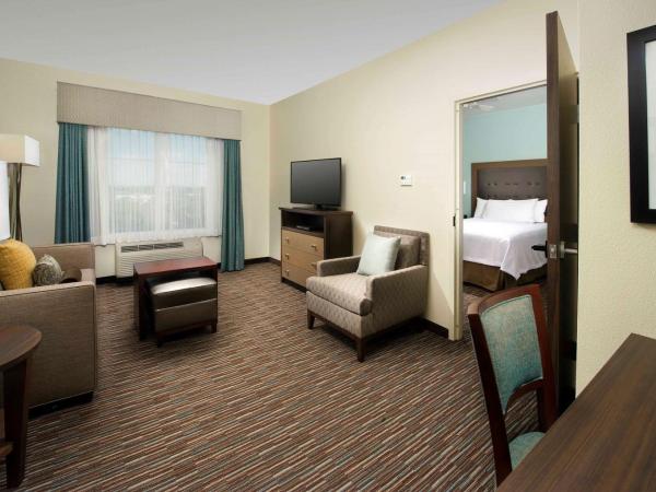 Homewood Suites San Antonio Airport : photo 2 de la chambre studio lit king-size avec douche accessible en fauteuil roulant - adapté aux personnes à mobilité réduite/malentendantes - non-fumeurs