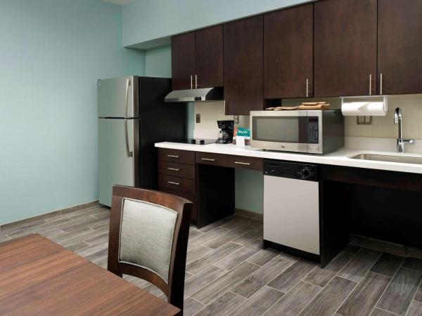 Homewood Suites San Antonio Airport : photo 3 de la chambre studio lit king-size avec douche accessible en fauteuil roulant - adapté aux personnes à mobilité réduite/malentendantes - non-fumeurs