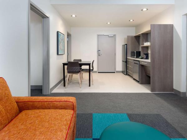 Home2 Suites By Hilton Orlando Near UCF : photo 3 de la chambre suite lit king-size - accessible aux personnes à mobilité réduite - non-fumeurs