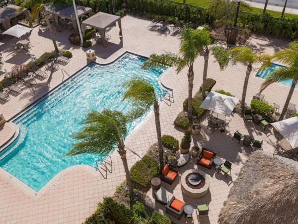 Hilton Garden Inn Orlando International Drive North : photo 2 de la chambre chambre king avec canapé-lit et vue sur la piscine