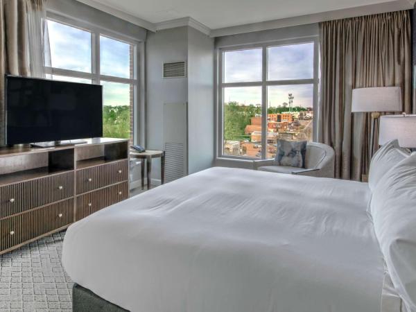 Hilton Nashville Green Hills : photo 3 de la chambre chambre d'angle lit king-size