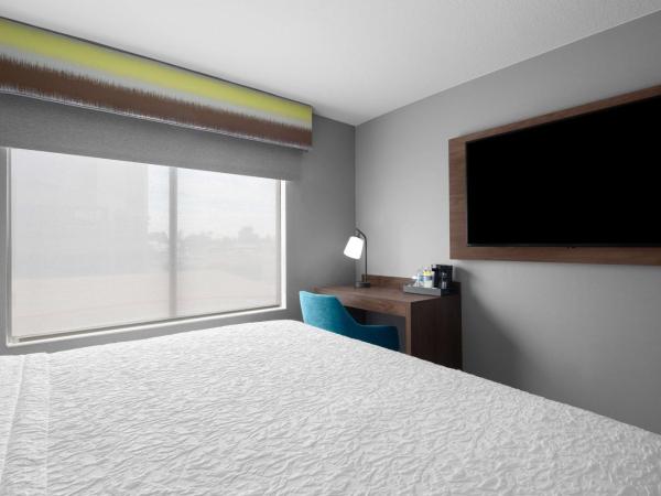 Hampton Inn Phoenix - Biltmore : photo 2 de la chambre petite chambre lit king-size - non-fumeurs