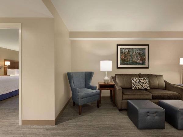 Hampton Inn & Suites Nashville-Downtown : photo 1 de la chambre suite avec 2 lits king-size et canapé-lit - non-fumeurs