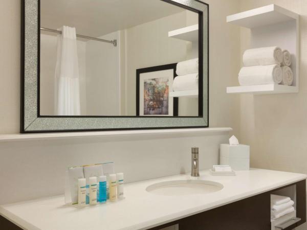 Hampton Inn & Suites Nashville-Downtown : photo 4 de la chambre chambre avec 2 grands lits queen-size