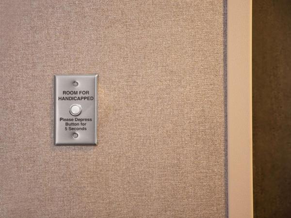 Hampton Inn & Suites Nashville-Downtown : photo 1 de la chambre chambre lit king-size - pour personnes malentendantes