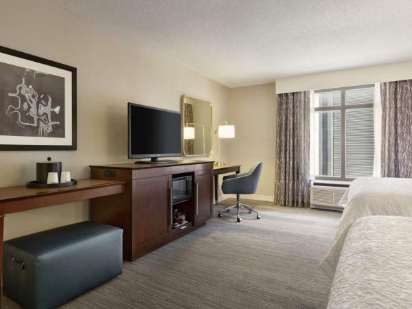 Hampton Inn & Suites Nashville-Downtown : photo 2 de la chambre king room with two king beds - mobility/hearing accessible