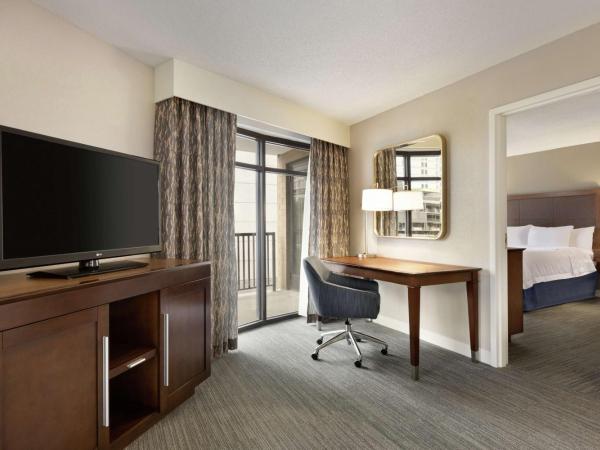 Hampton Inn & Suites Nashville-Downtown : photo 4 de la chambre suite lit king-size