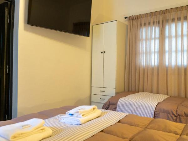 Hotel del Tren : photo 4 de la chambre chambre triple avec salle de bains privative