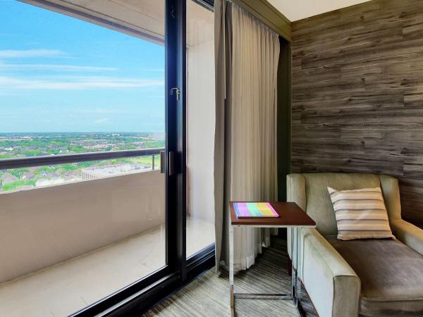 DoubleTree by Hilton Hotel & Suites Houston by the Galleria : photo 3 de la chambre suite lit king-size avec balcon et cuisine - non-fumeurs