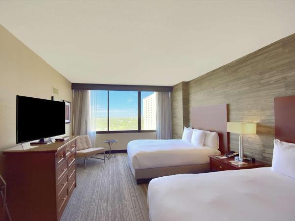 DoubleTree by Hilton Hotel & Suites Houston by the Galleria : photo 3 de la chambre chambre 2 lits queen-size avec douche accessible en fauteuil roulant - adaptée aux personnes à mobilité réduite