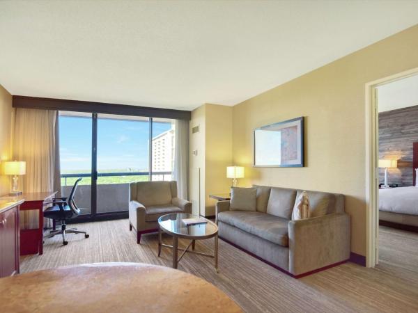 DoubleTree by Hilton Hotel & Suites Houston by the Galleria : photo 1 de la chambre suite lit king-size avec balcon et cuisine - non-fumeurs