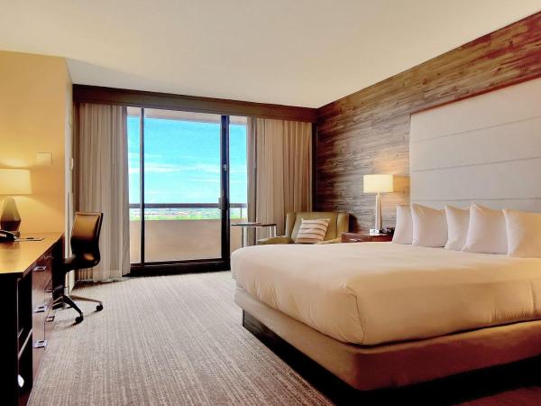 DoubleTree by Hilton Hotel & Suites Houston by the Galleria : photo 4 de la chambre chambre lit king-size avec balcon