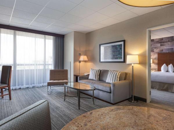 DoubleTree by Hilton Hotel & Suites Houston by the Galleria : photo 2 de la chambre suite lit king-size avec balcon et cuisine - non-fumeurs