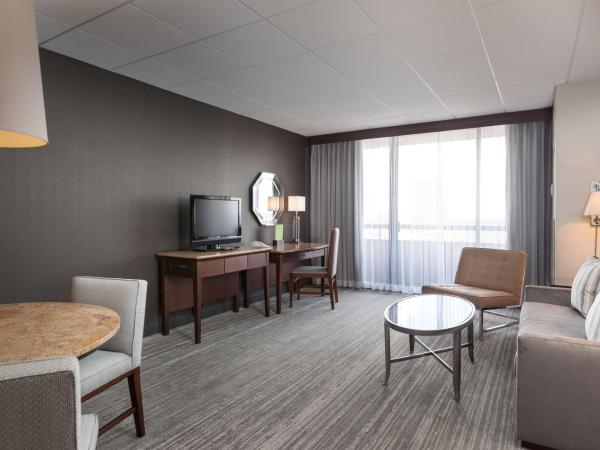 DoubleTree by Hilton Hotel & Suites Houston by the Galleria : photo 2 de la chambre suite lit queen-size avec balcon et cuisine
