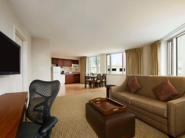 Homewood Suites by Hilton Baltimore : photo 3 de la chambre suite 1 chambre lit king-size – vue sur ville