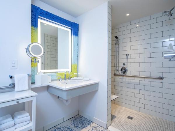 Universal's Loews Sapphire Falls Resort : photo 4 de la chambre chambre standard 2 lits queen-size accessible aux personnes à mobilité réduite avec douche accessible en fauteuil roulant (accès anticipé*)