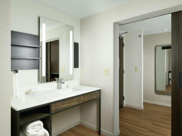 Hilton Garden Inn Memphis Downtown Beale Street : photo 4 de la chambre chambre lit king-size - pour personnes malentendantes