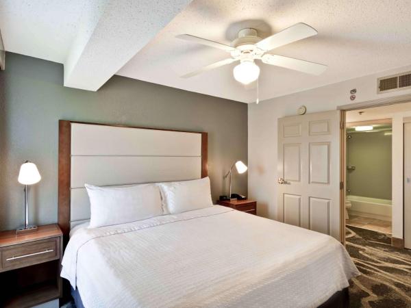 Homewood Suites by Hilton San Antonio Northwest : photo 4 de la chambre suite lit king-size avec douche accessible en fauteuil roulant - adaptée aux personnes à mobilité réduite/non-fumeurs