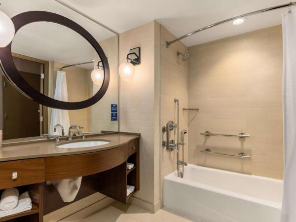 Hilton La Jolla Torrey Pines : photo 5 de la chambre chambre lit king-size avec baignoire - accessible aux personnes à mobilité réduite