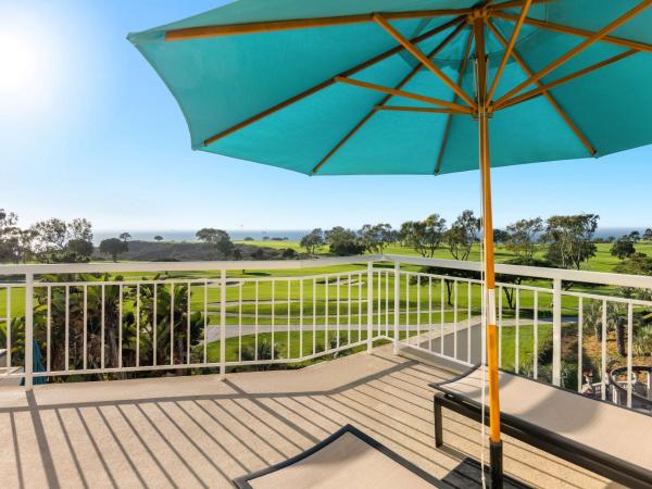 Hilton La Jolla Torrey Pines : photo 3 de la chambre chambre lit king-size avec terrasse - vue sur golf