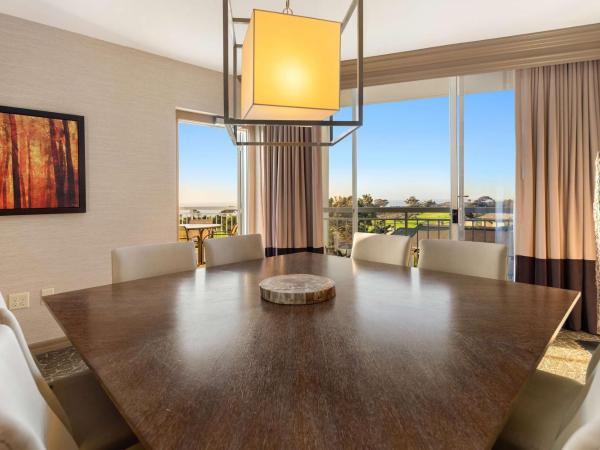 Hilton La Jolla Torrey Pines : photo 4 de la chambre suite lit king-size avec terrasse - vue sur golf