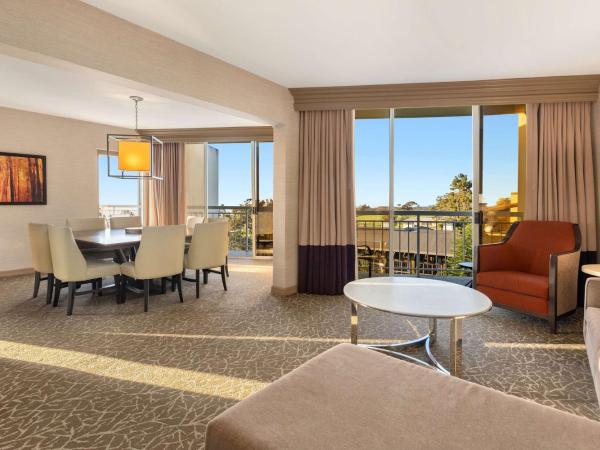 Hilton La Jolla Torrey Pines : photo 5 de la chambre suite lit king-size avec terrasse - vue sur golf