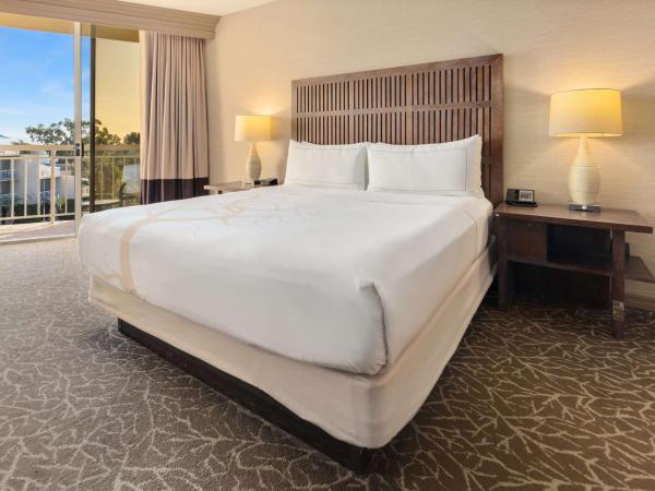 Hilton La Jolla Torrey Pines : photo 6 de la chambre chambre avec lit king-size - vue sur le golf