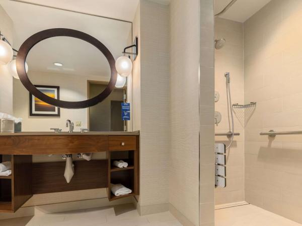 Hilton La Jolla Torrey Pines : photo 5 de la chambre chambre lit king-size avec douche accessible en fauteuil roulant - adaptée aux personnes à mobilité réduite