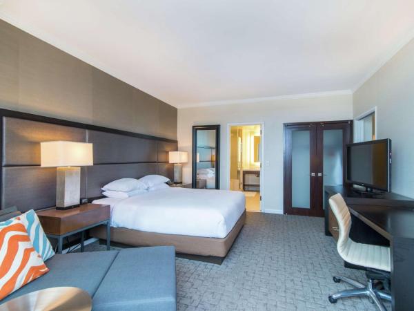 DoubleTree by Hilton San Diego-Mission Valley : photo 3 de la chambre suite 2 pièces avec lit king-size et balcon
