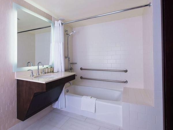 DoubleTree by Hilton San Diego-Mission Valley : photo 4 de la chambre chambre lit king-size avec baignoire accessible aux personnes à mobilité réduite
