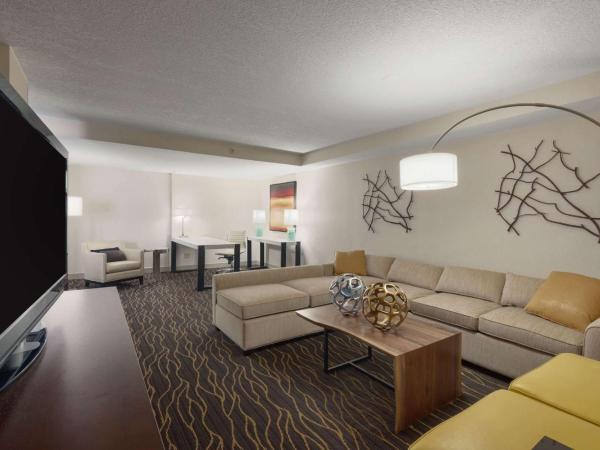 Hilton Salt Lake City Center : photo 4 de la chambre suite junior lit king-size avec coin salon