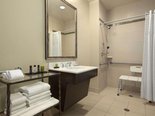 Embassy Suites Saint Louis - Downtown : photo 3 de la chambre one-bedroom king suite with roll-in shower - mobility access/non-smoking