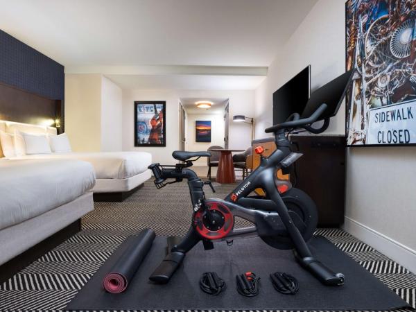 Hilton Austin : photo 5 de la chambre queen room with two queen beds with peloton bike 