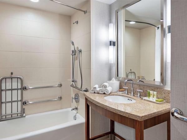Hilton San Diego Bayfront : photo 5 de la chambre chambre avec 2 lits queen-size et baignoire - accessible aux personnes à mobilité réduite
