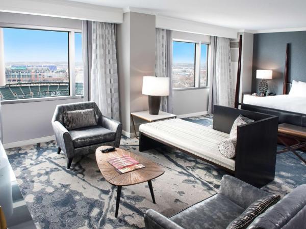 Hilton Baltimore Inner Harbor : photo 2 de la chambre chambre lit king-size de luxe - vue sur parc.