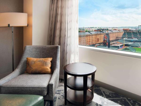Hilton Baltimore Inner Harbor : photo 2 de la chambre chambre lit king-size avec douche accessible en fauteuil roulant - adaptée aux personnes à mobilité réduite