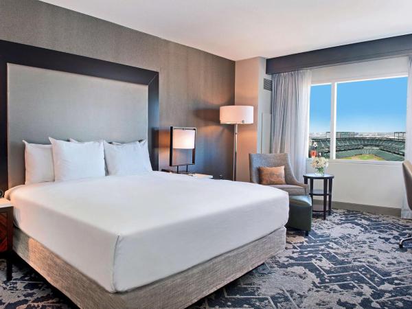 Hilton Baltimore Inner Harbor : photo 2 de la chambre chambre king-size avec vue sur ballpark
