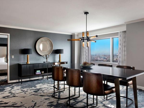 Hilton Baltimore Inner Harbor : photo 2 de la chambre presidential parlor room with ballpark view