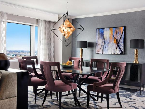Hilton Baltimore Inner Harbor : photo 3 de la chambre premium parlor room with ballpark view