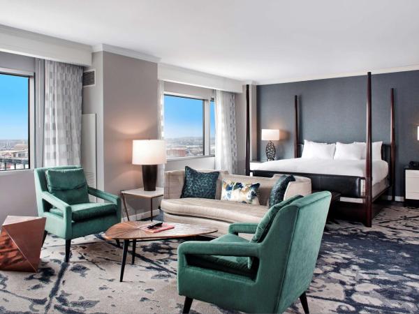 Hilton Baltimore Inner Harbor : photo 3 de la chambre presidential parlor room with ballpark view