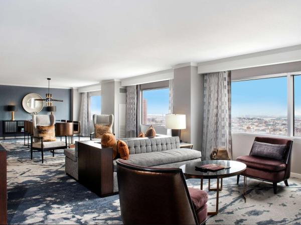 Hilton Baltimore Inner Harbor : photo 4 de la chambre presidential parlor room with ballpark view