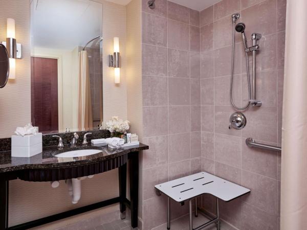 Hilton Baltimore Inner Harbor : photo 3 de la chambre chambre double avec 2 lits doubles et douche accessible en fauteuil roulant - accès pour personnes à mobilité réduite