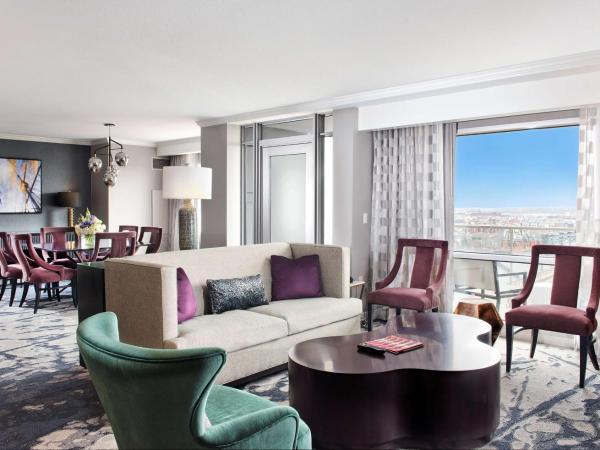 Hilton Baltimore Inner Harbor : photo 2 de la chambre chambre avec salon et vue sur ballpark