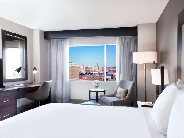 Hilton Baltimore Inner Harbor : photo 3 de la chambre chambre lit king-size - pour personnes malentendantes