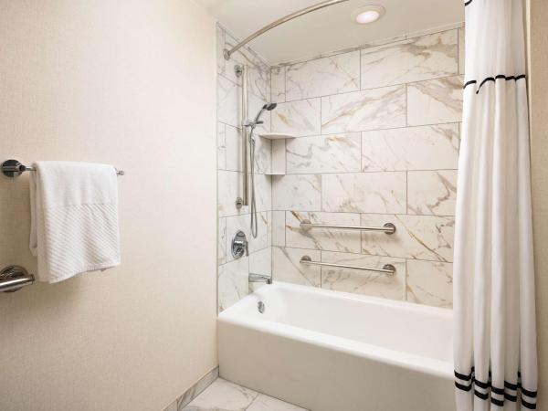 Embassy Suites by Hilton Atlanta Buckhead : photo 3 de la chambre two queen bed suite - mobility accessible tub