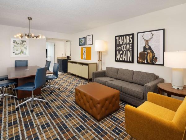 Embassy Suites by Hilton Atlanta Buckhead : photo 2 de la chambre suite king conférence