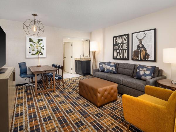Embassy Suites by Hilton Atlanta Buckhead : photo 2 de la chambre suite lit king-size