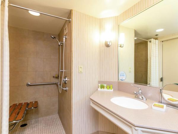 Hilton Parc 55 San Francisco Union Square : photo 1 de la chambre chambre lit king-size avec douche accessible en fauteuil roulant - adaptée aux personnes à mobilité réduite et aux malentendants