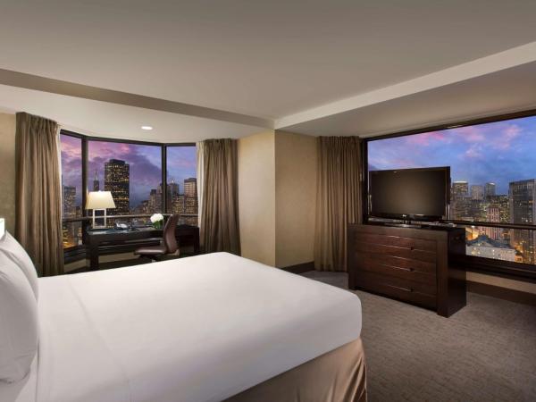 Hilton Parc 55 San Francisco Union Square : photo 2 de la chambre suite lit king-size - vue sur toits