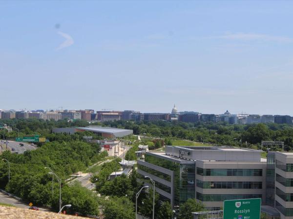 DoubleTree by Hilton Washington DC - Crystal City : photo 1 de la chambre suite king 1 chambre avec balcon